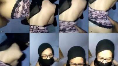 Cewe hijab doggy pegang motor bokep indonesia terbaru