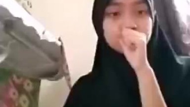 Bocil Jilbab Atas tertutup bawah terbuka